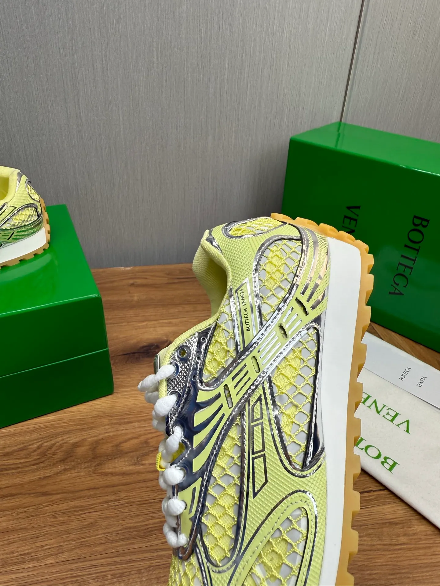 Men's men's shoes 💰620💰 BV top version 𝘽𝙊𝙏𝙏𝙀𝙂𝘼 𝙑𝙀𝙉𝙀𝙏𝘼 Orbit sneakers Wang Yibo same style couple style dad shoes 🩷💚 Runner sneakers, made of lightweight technical mesh fabric. Features a geometric patterned rubber outsole. Pay attention to the package craftsmanship ❕ High version shipping ❗️ Very nice, durable to play with and durable to make ✔️ Standard version 💯💯 The outsole is made of color-blocked TPU outsole. Women’s model 35-41 (40 41 customized) Men’s model 39-46 (45.46 customized) Equipped with original packaging